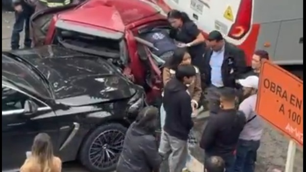 Grave accidente múltiple en el norte de Bogotá: el choque se dio entre un bus y 2 carros; una persona quedó atrapada en uno de los vehículos