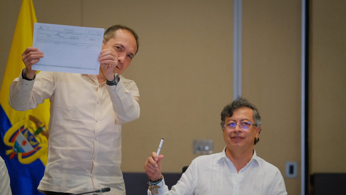 Presidente Gustavo Petro firmó la solicitud para convocar a una Asamblea Nacional Constituyente, se requieren millones de firmas