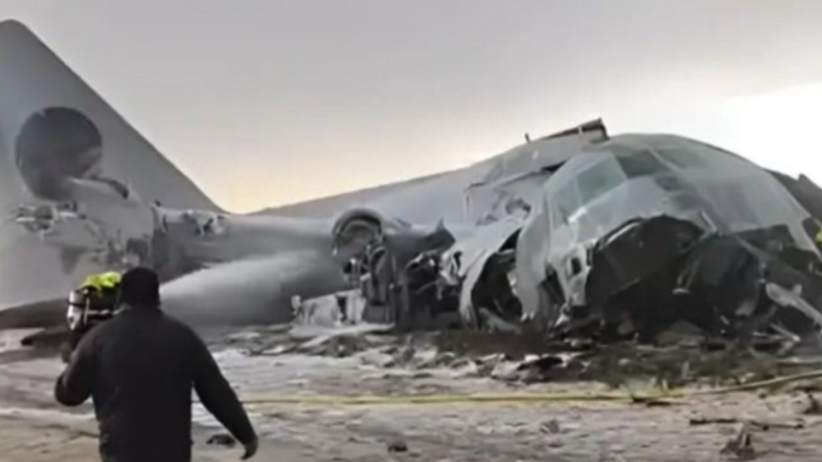 Impactantes imágenes y videos del grave accidente de avión en Bolivia, cerca del aeropuerto de El Alto: hay varios heridos y vehículos destruidos