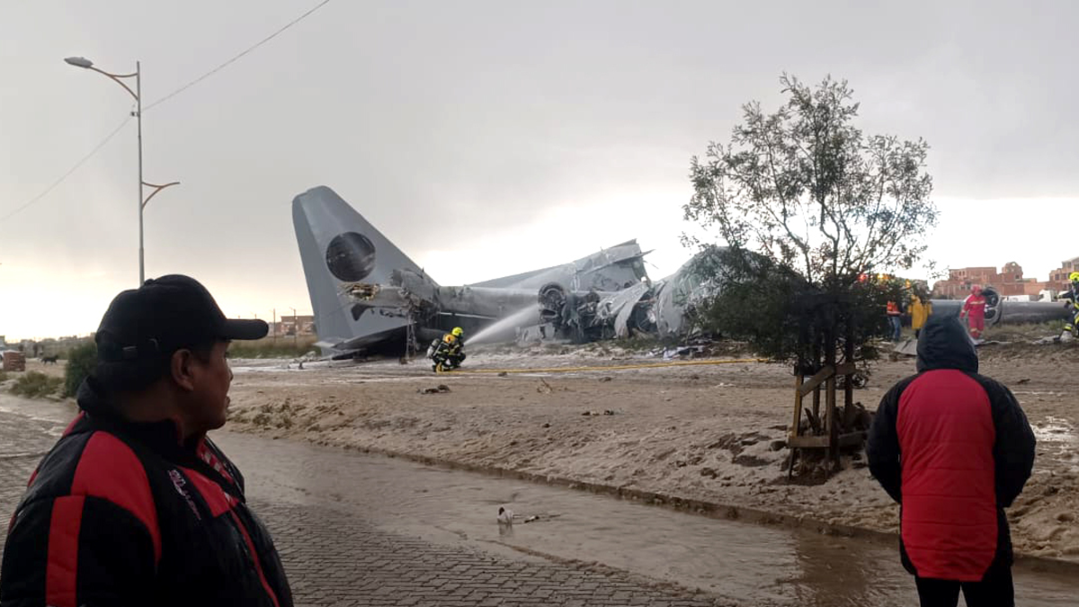 Impactantes imágenes y videos del grave accidente de avión en Bolivia, cerca del aeropuerto de El Alto: hay varios heridos y vehículos destruidos
