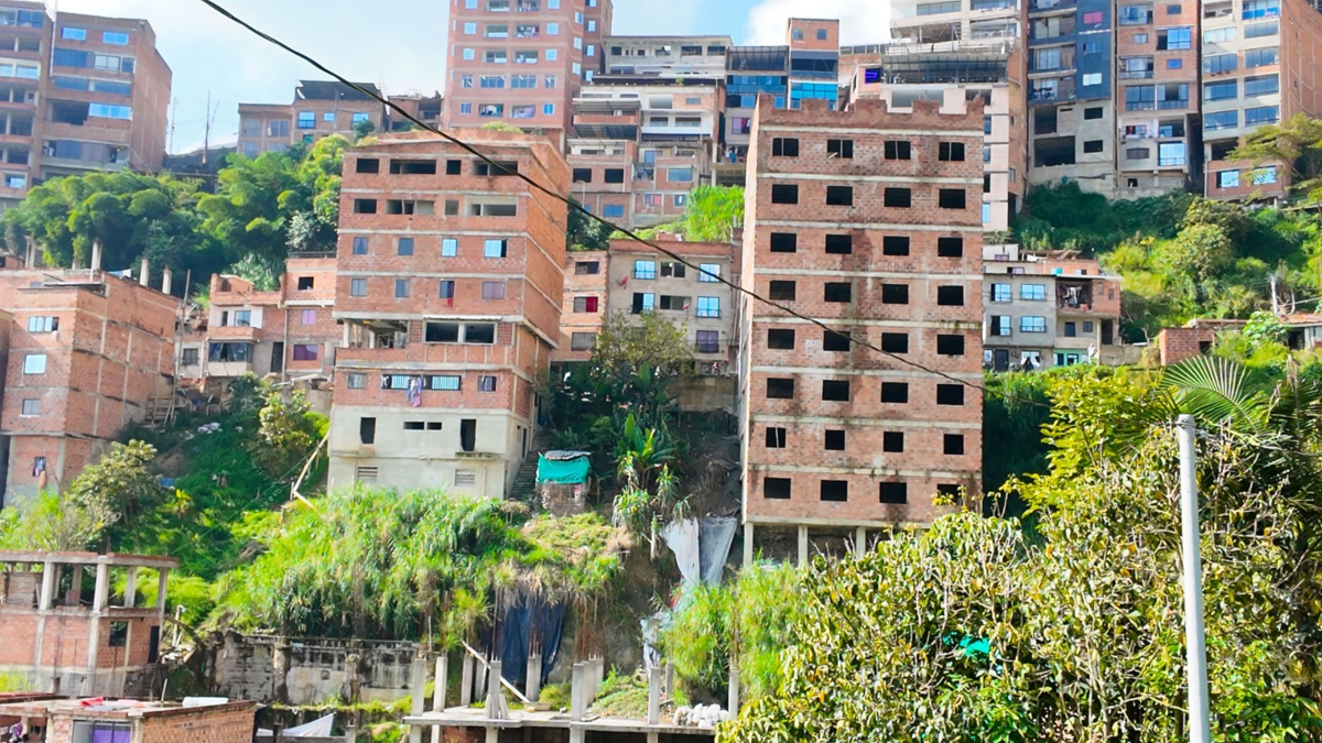 79 construcciones en el cerro de las Tres Cruces están bajo la lupa de la alcaldía de Medellín por falta de licencia: advierten loteo ilegal