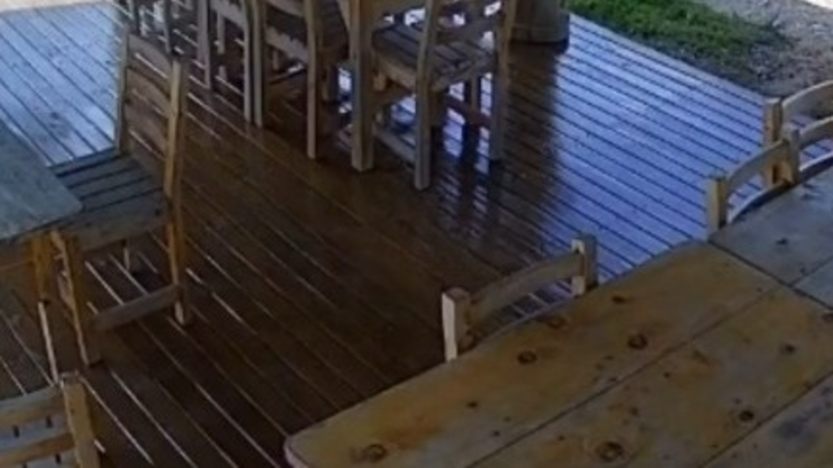 Video muestra fuerte accidente con camioneta blanca a máxima velocidad en Antioquia, perdió el control y chocó contra motos y restaurante