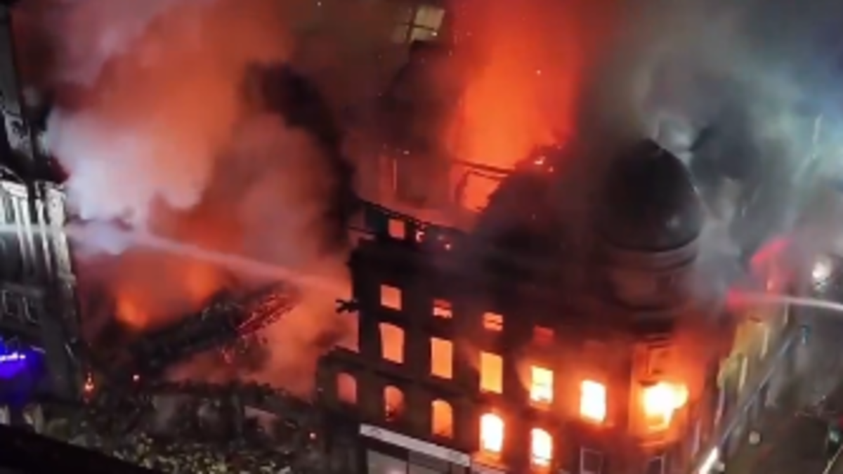 Video | Un voraz incendio provoca el derrumbe de la icónica Estación Central de Glasgow, la terminal de trenes más transitada de Escocia