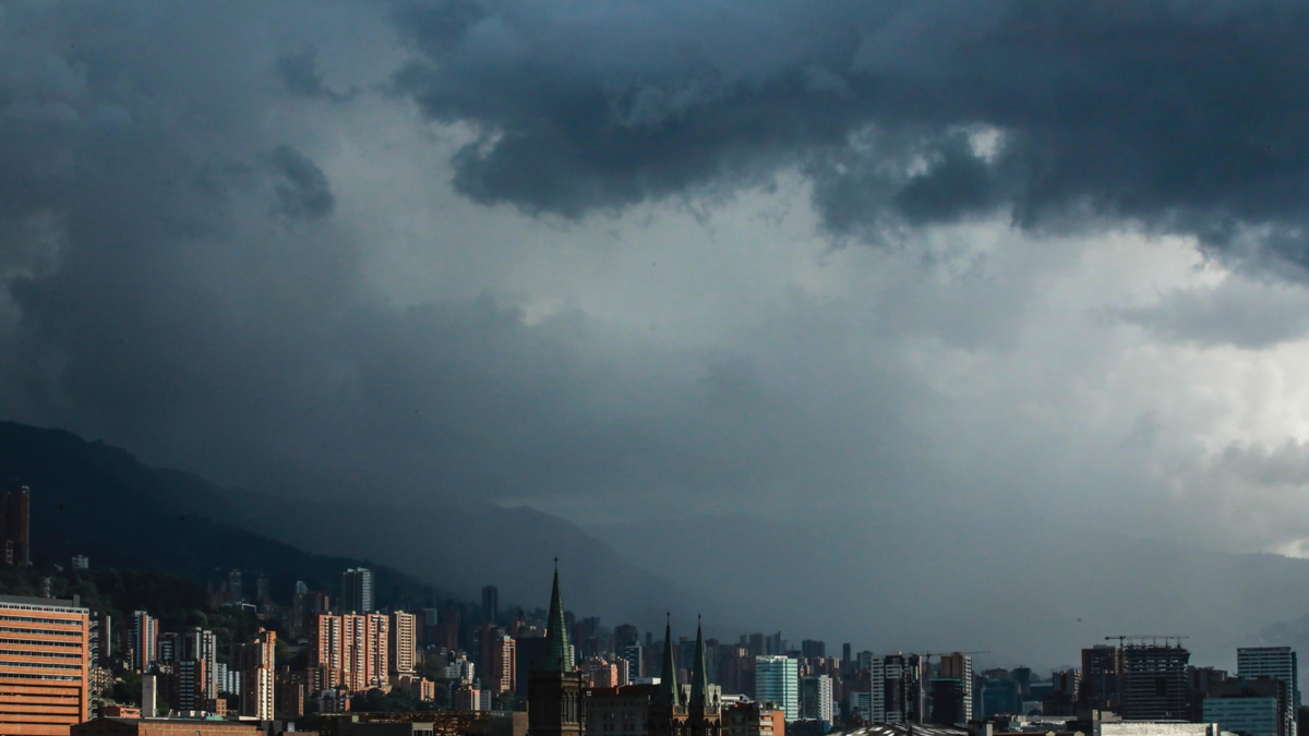 Suelos saturados y nubes cargadas: Medellín se blinda para evitar tragedias durante la primera temporada de lluvias