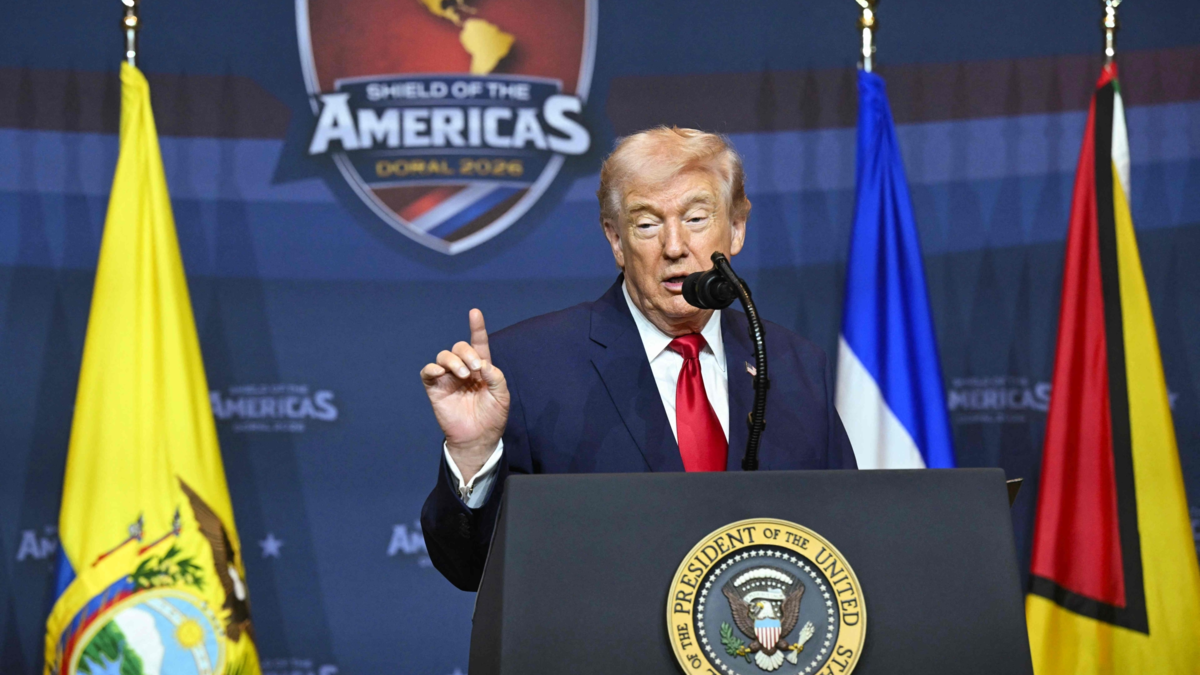 Trump ordena pagar de inmediato a agentes del TSA para superar crisis de los aeropuertos y los vuelos en Estados Unidos