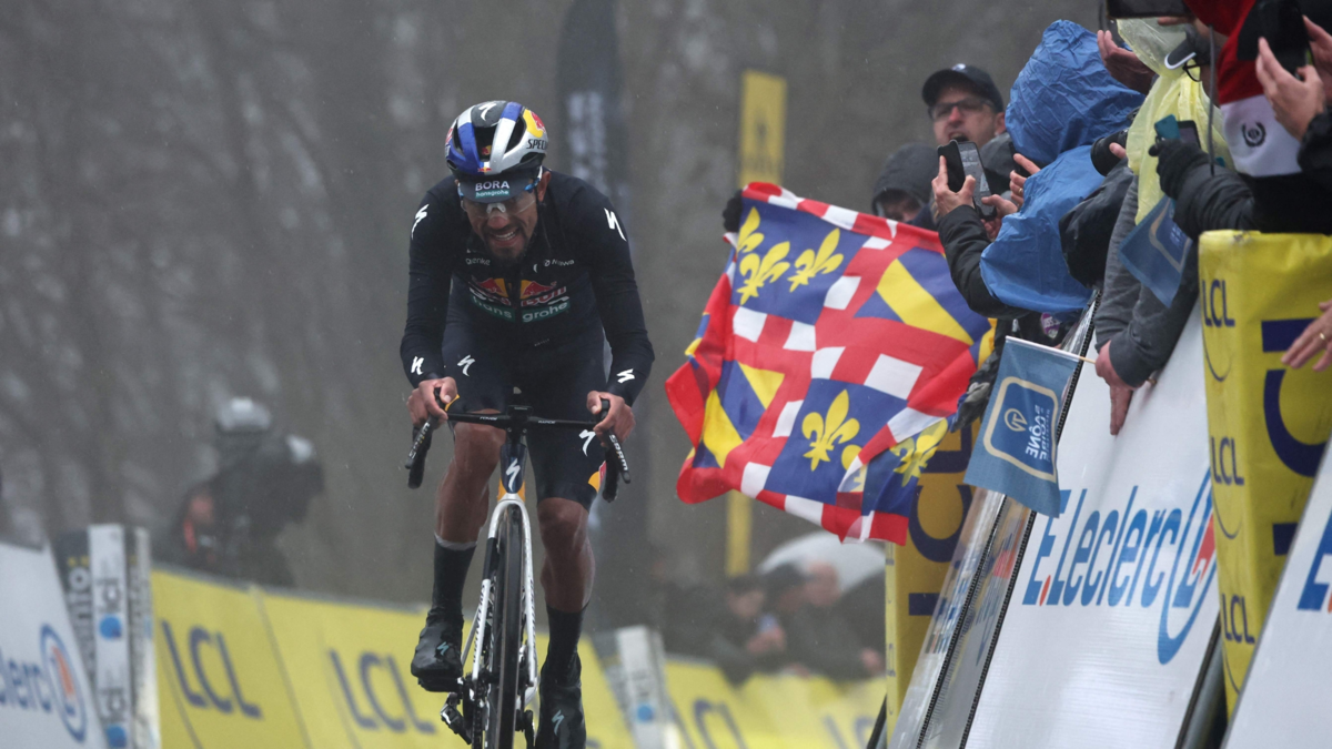 Daniel Felipe Martínez aumenta la rica historia del ciclismo colombiano en la París-Niza: defendió con garra el podio tras una caída