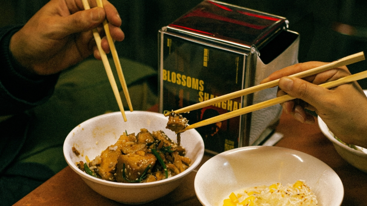 Cuando el cine llega a la mesa, la nueva apuesta de Mubi y Wú Dumplings & Beer inspirada en 'Blossoms Shanghai'