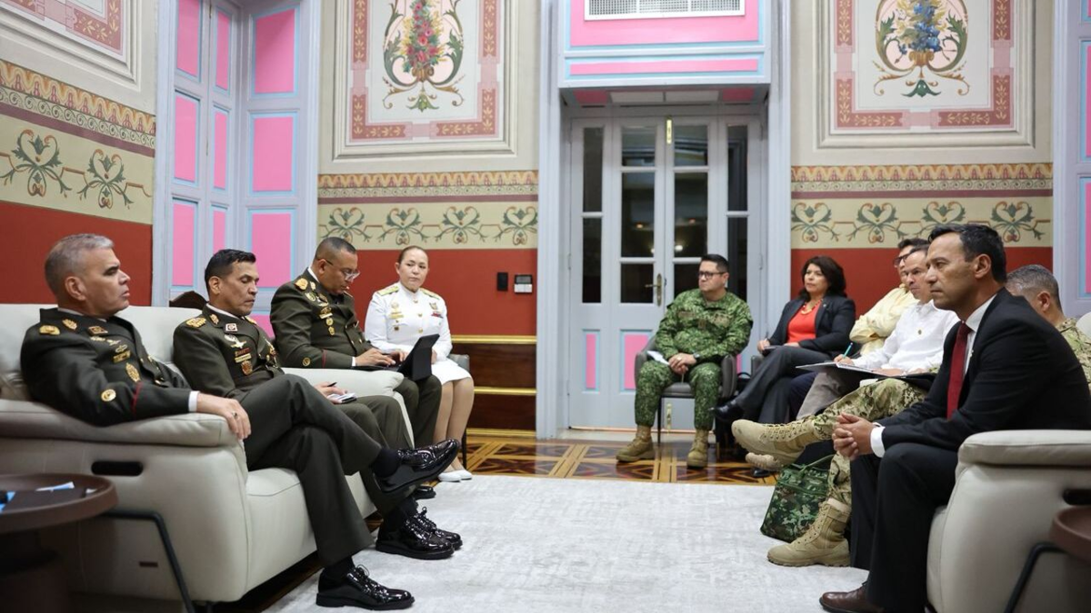 Cumhurbaşkanlığı toplantısının askıya alınmasının ardından Kolombiya ve Venezuela savunma bakanları Karakas'ta buluştu