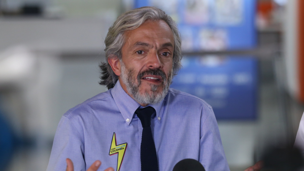 'No más cafés, más debates': Juan Daniel Oviedo le pide a los candidatos que respondan preguntas y se desmarca de un apoyo concreto