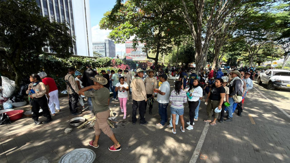 Al menos 500 indígenas bloquean paso en La Alpujarra, en Medellín: protestas cerca del centro administrativo afectan la movilidad