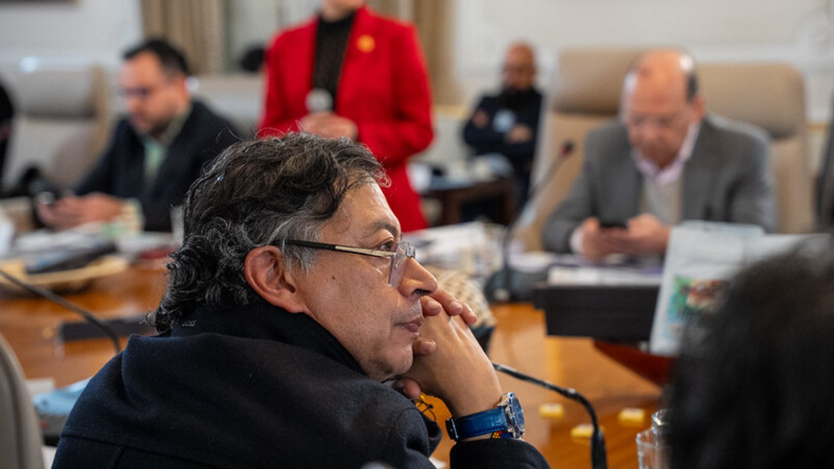 El 'espejo retrovisor' del presidente Petro que sale a relucir en medio de la campaña: ¿por qué insiste en citar decisiones de gobiernos anteriores?