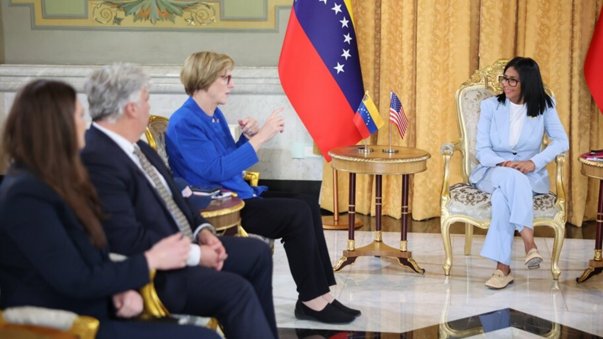 Delegación de Venezuela llega a Washington para fortalecer relaciones con Estados Unidos en medio de proceso judicial contra Nicolás Maduro