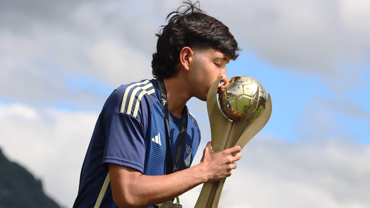 Él es Santiago Castrillón, jugador de Millonarios que falleció tras desmayarse en pleno partido en Bogotá: lo llamaron de equipos internacionales