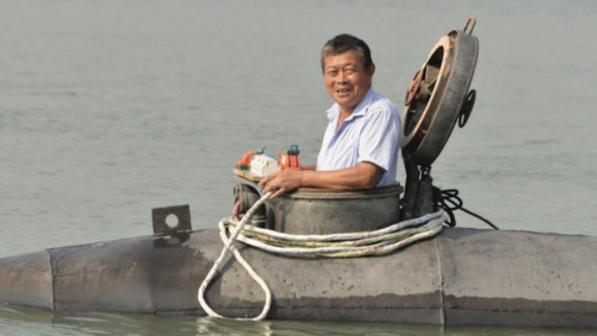 De carpintero a inventor: aldeano chino de 60 años construye un submarino casero capaz de sumergirse hasta ocho metros durante 30 minutos