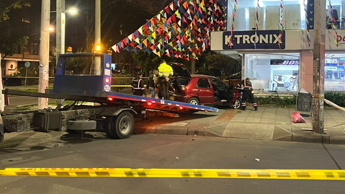 Grave accidente en la calle 94, en el norte de Bogotá, que involucró dos carros y dejó un muerto: uno de los vehículos impactó contra local comercial