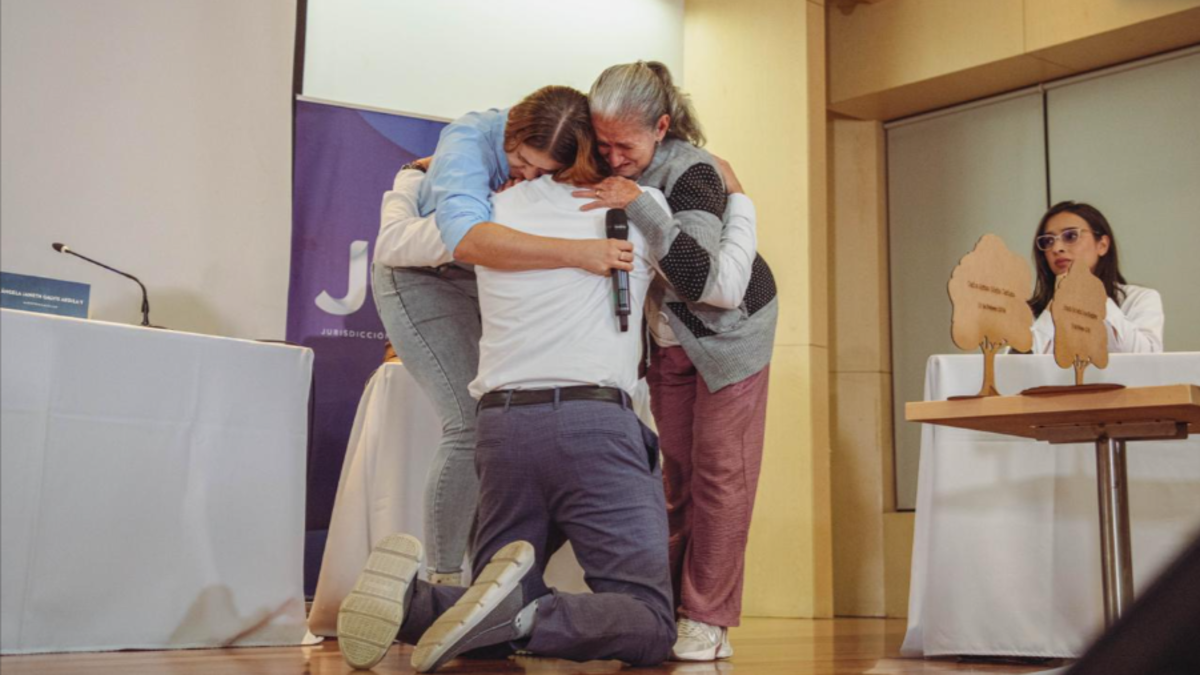 John Darío Giraldo Quintero'nun ailesinin, Medellín'deki JEP duruşmasında cinayet emrini veren memuru affettiği an
