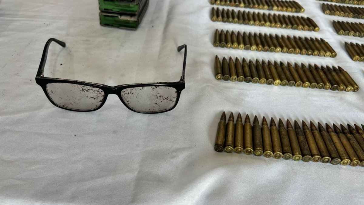 Las gafas y los otros elementos encontrados en el campamento bombardeado de ‘Iván Mordisco’