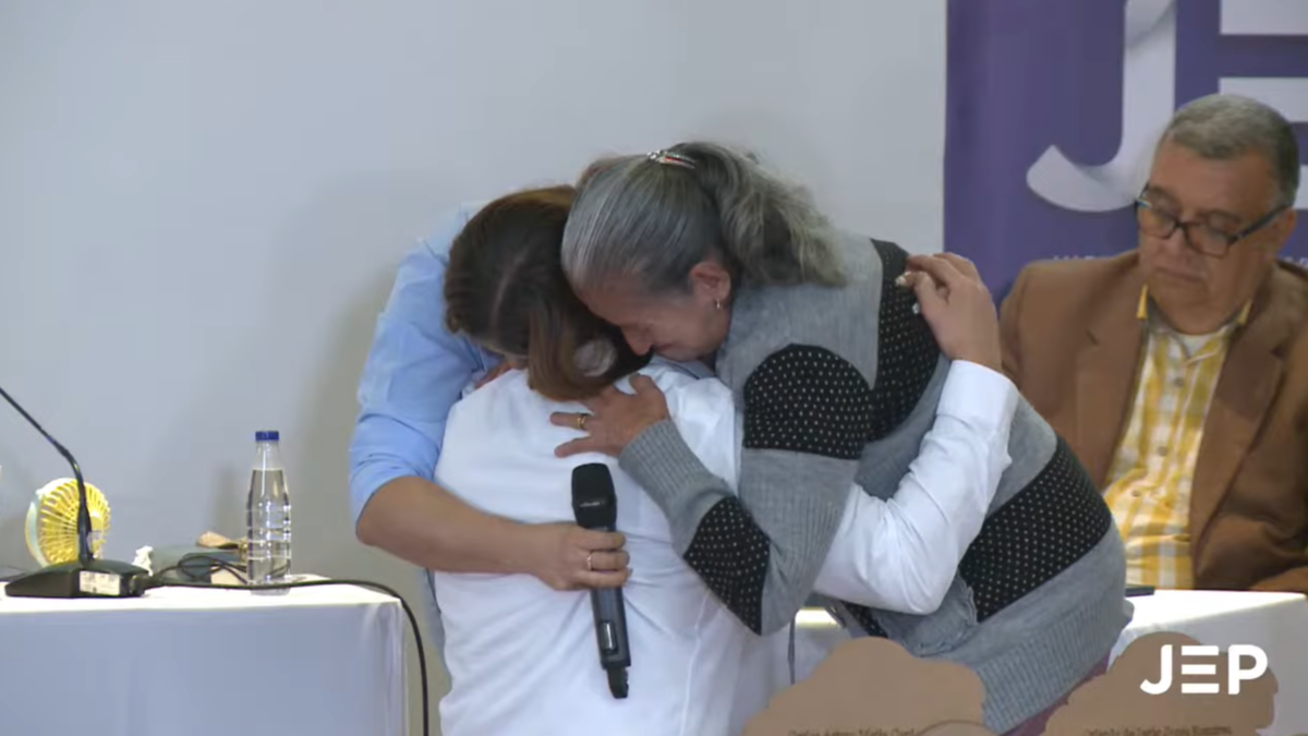 Video | De rodillas exmilitar pidió perdón a la familia de víctima de falso positivo y asumió su responsabilidad por su ejecución ante la JEP