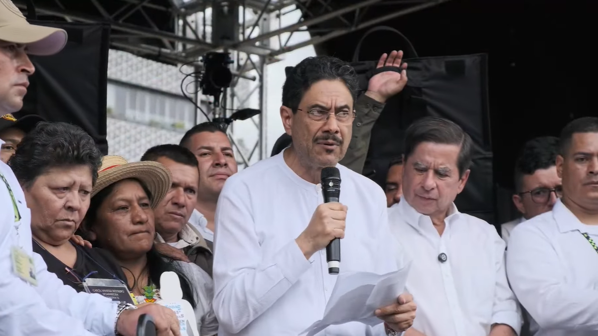 Iván Cepeda se defiende ante multitud en Medellín: 'Mis palabras fueron perversamente descontextualizadas por el Alcalde y el Gobernador de Antioquia'