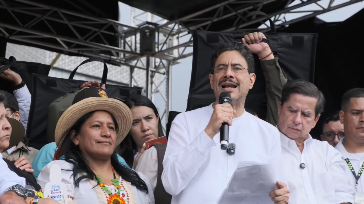 En evento de Iván Cepeda en Medellín recolectaron firmas para apoyar una Asamblea Nacional Constituyente: fue en el mismo parque del discurso
