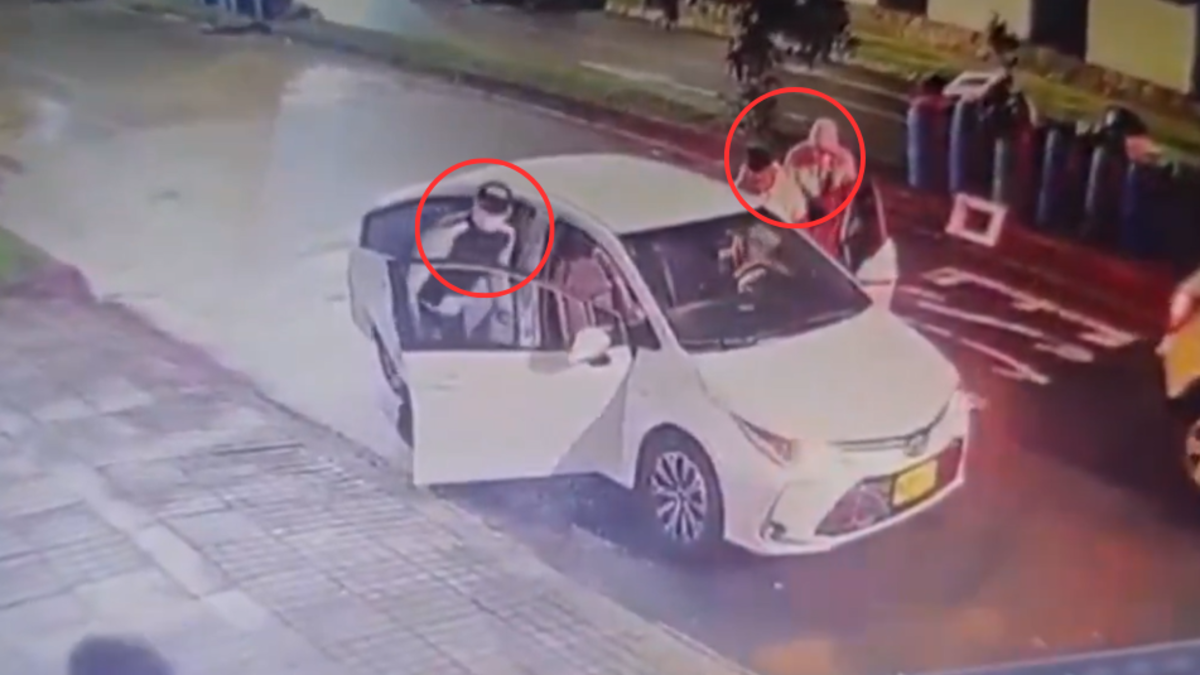 Video muestra el momento exacto de violento atraco a dos mujeres en el norte de Bogotá: fueron intimidadas con armas de fuego