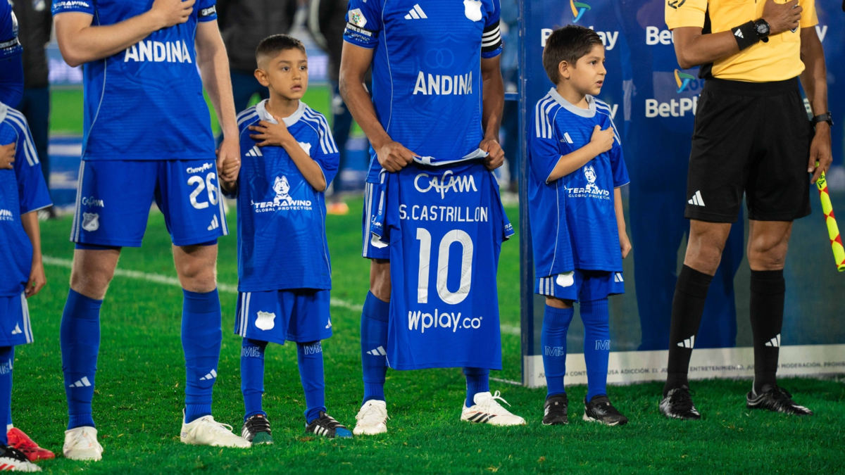 El emotivo minuto de silencio con el que todo Millonarios despidió a Santiago Castrillón en El Campín: video