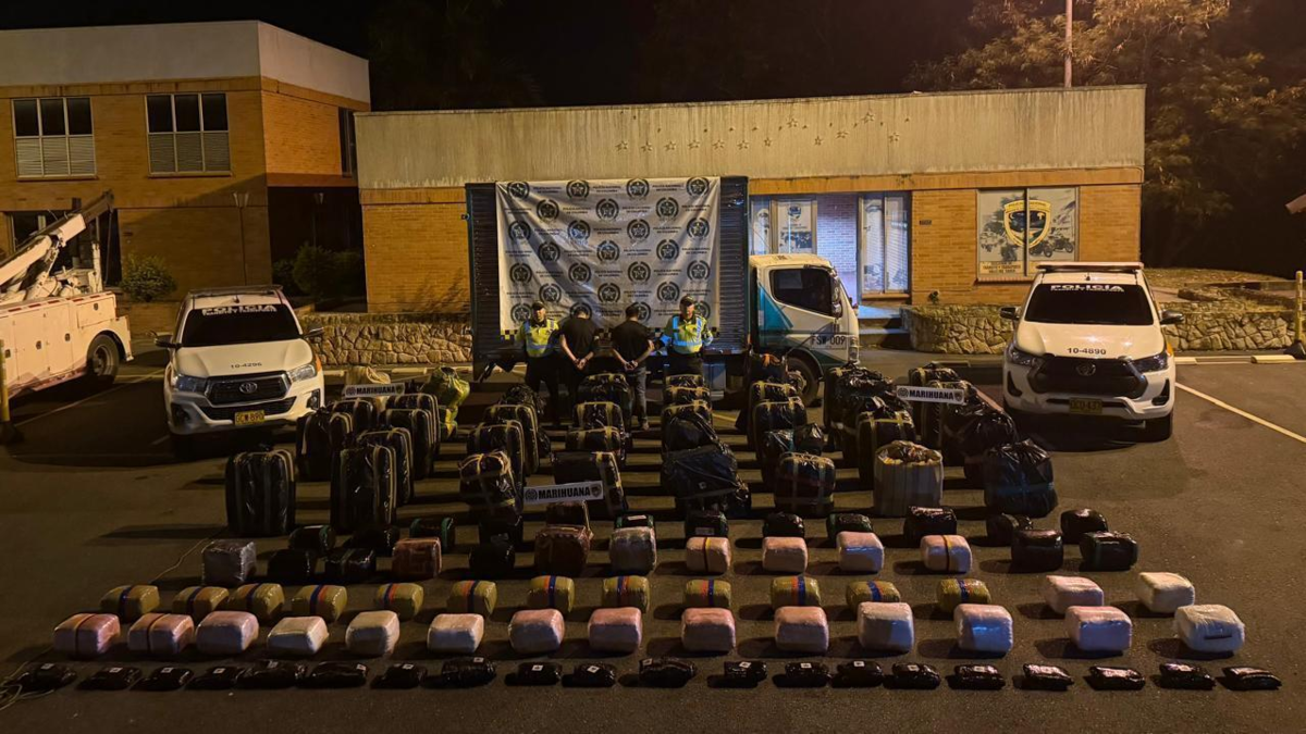 Les iban a pagar $ 10 millones por transportar 1,5 toneladas de drogas desde Cauca hasta Bogotá: así cayó el cargamento con dos detenidos