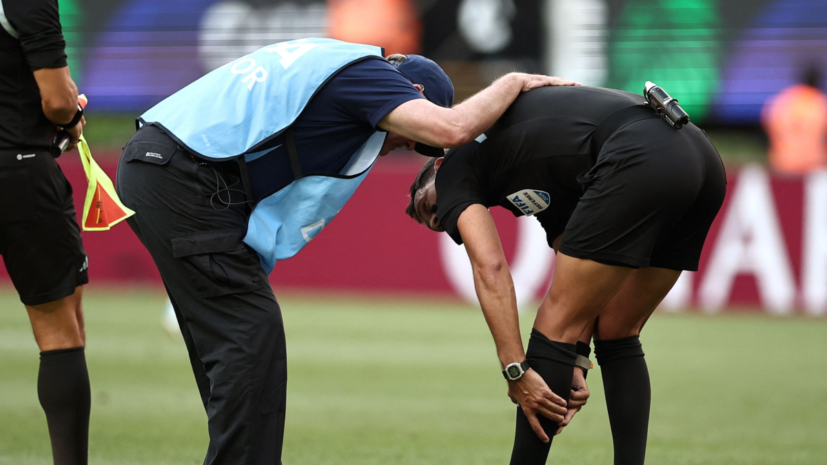 Insólito: el árbitro Facundo Tello se lesionó en el repechaje entre República Democrática del Congo y Jamaica, podría perderse el Mundial 2026 | Video