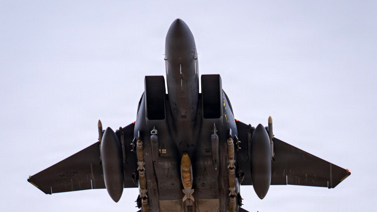 Rescatan a uno de los tripulantes de un avión militar de Estados Unidos derribado en Irán: otro sigue desaparecido