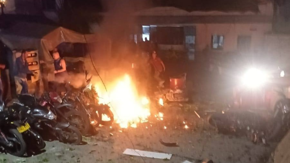 Atención: explosión de moto bomba en Briceño, en el norte de Antioquia, deja un policía herido y daños en estación