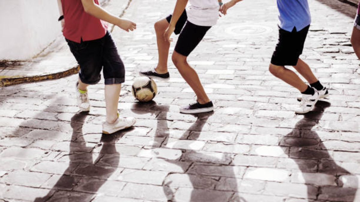 Menor de edad fue atacado violentamente por un joven que le pidió que lo dejara jugar fútbol en Medellín: Policía entregó detalles del hecho