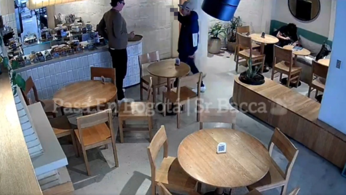 Video | Violento robo a mano armada a plena luz del día en un café de Chapinero, en Bogotá: ladrón intimidó y amenazó a los clientes