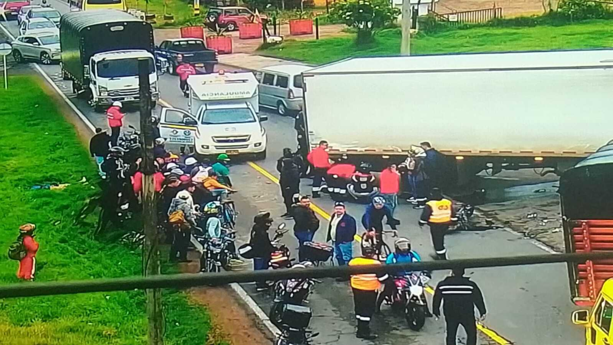 Choque múltiple entre tres motocicletas y un furgón obligó al cierre total de la troncal San Miguel y dejó un muerto en Sibaté