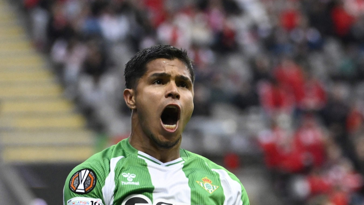 El 'Cucho' Hernández celebra en España con doblete: video de sus goles con el Betis