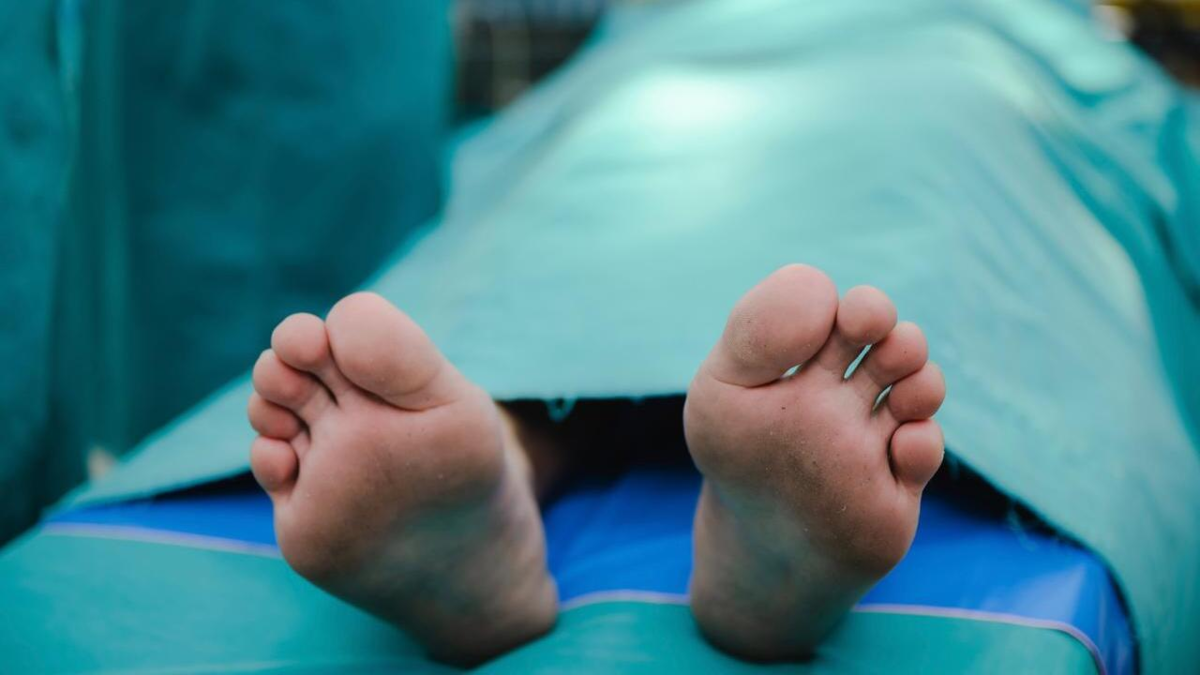Hombre fue declarado muerto tras paro cardiorrespiratorio y despertó en la morgue durante un procedimiento: 'No siempre tienen una explicación clara'