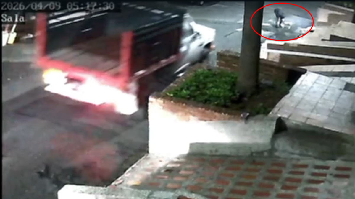 En video | El momento en el que un conductor de camión arrolló a una adulta mayor y su perro en Medellín: la mujer falleció tras estar hospitalizada