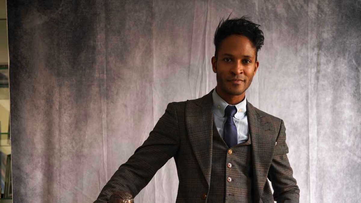 Fernando Montaño, bailarín colombiano, esculpe al rey Carlos III