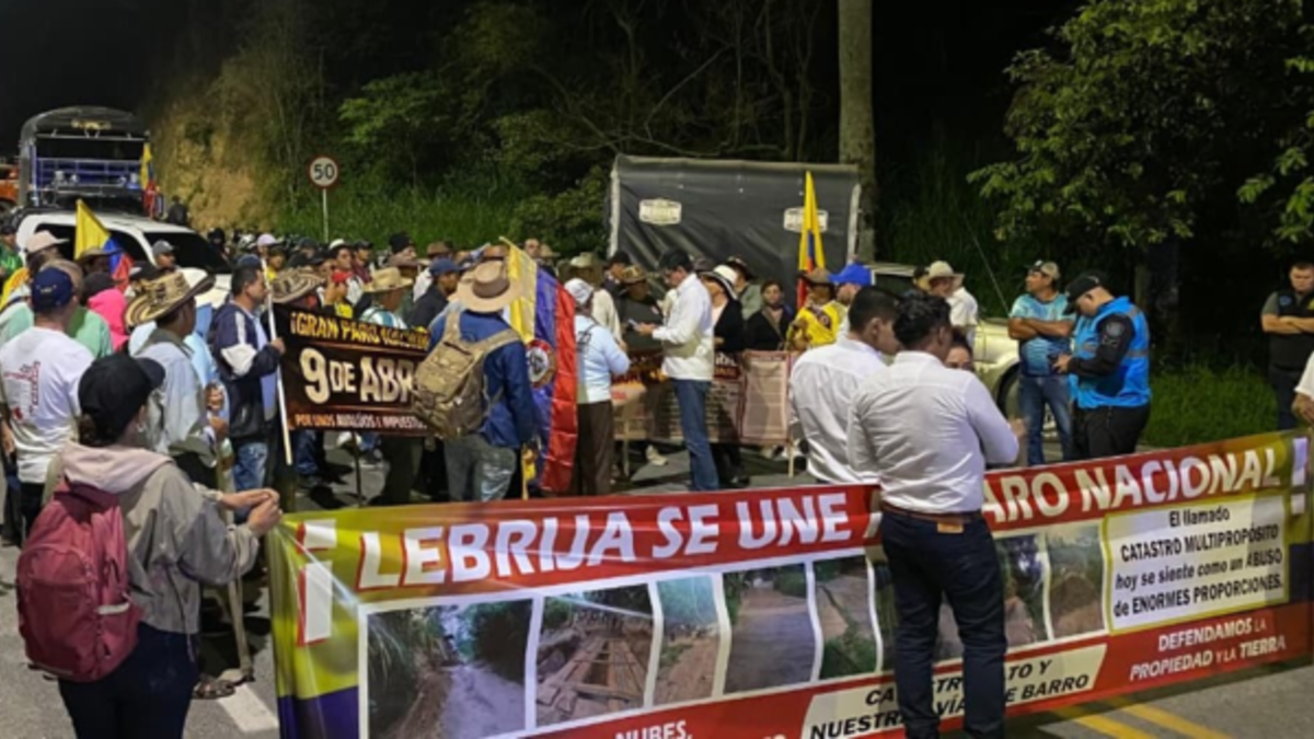 Suspenden bloqueos de vías en Santander tras diálogo, pero el paro por el aumento del predial continúa a la espera de decisiones del Gobierno