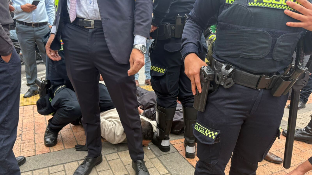 Atención: capturan a dos presuntos ladrones a pocas cuadras del Ministerio de Defensa, tras un fuerte tiroteo