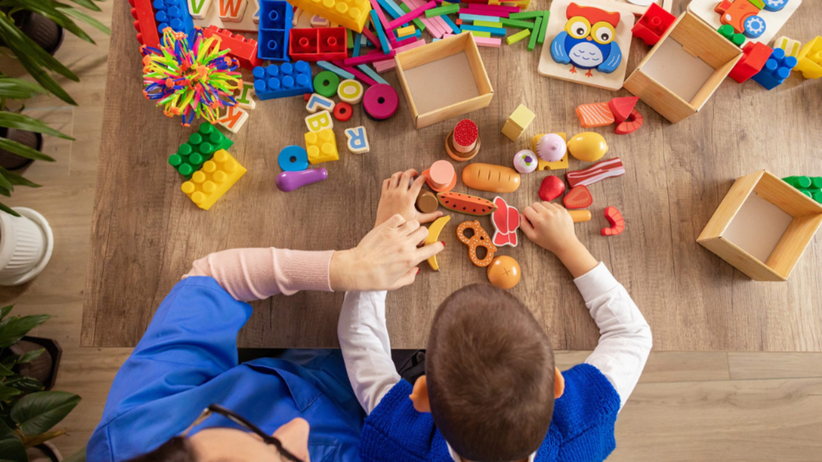 Estimulación cerebral profunda muestra potencial para reducir conductas autolesivas en niños con autismo