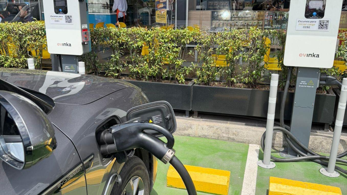 Electromovilidad en Colombia crece a triple dígito, pero la infraestructura no da abasto; ¿cuál es la estrategia a seguir?