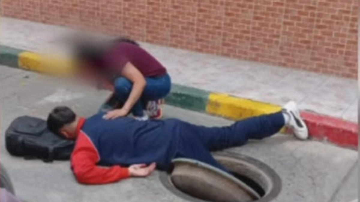 Estudiante cayó en una alcantarilla en Kennedy, sur de Bogotá, por aparente tapa mal asegurada: tuvo que ser rescatado por Bomberos