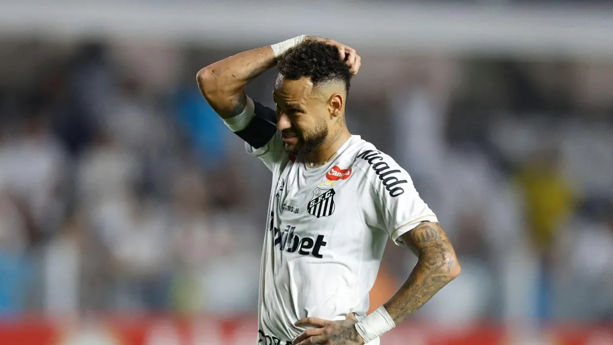 Neymar vive un calvario en el Santos de Brasil: sufrió una nueva lesión y será baja en cruce clave de la Copa Sudamericana