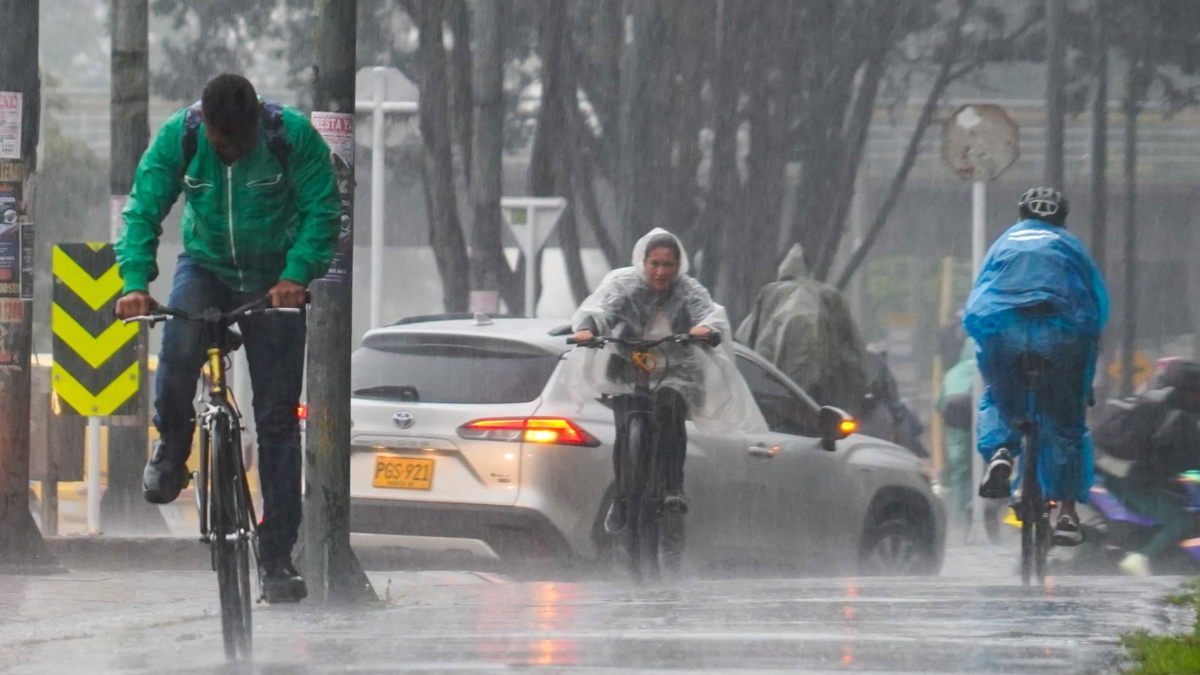 ¿Lloverá este viernes y el fin de semana en Bogotá? Max Henríquez recomendó a la ciudadanía llevar 'sus paraguas, gabardinas y suéteres'