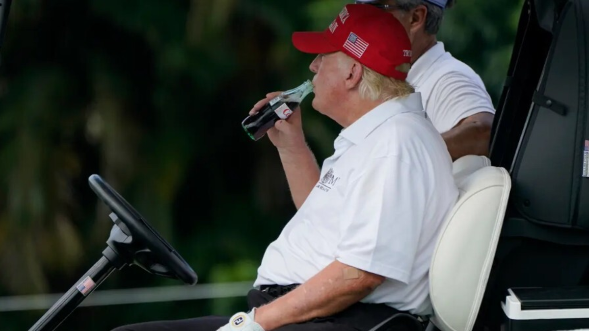 Médico cercano a Donald Trump revela inusual creencia del presidente de Estados Unidos: 'Él piensa que las gaseosas dietéticas matan el cáncer'