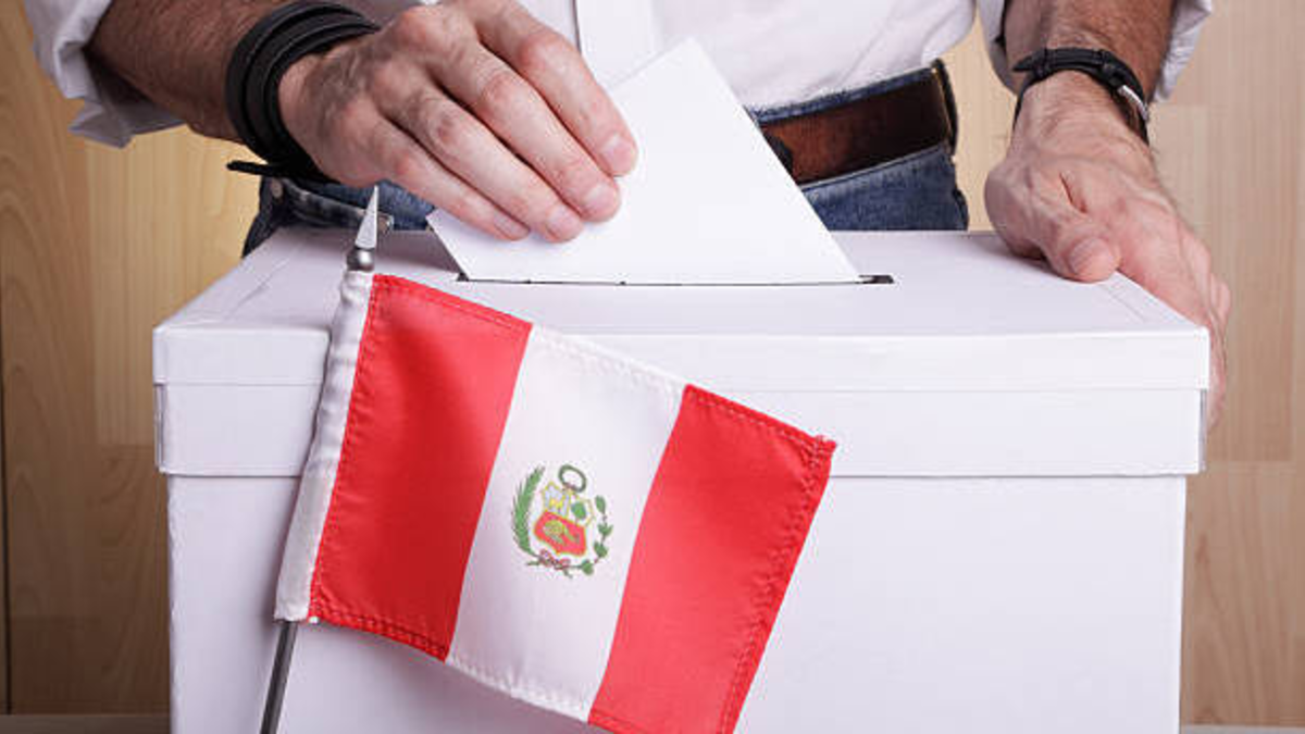  Hallan tres cajas con votos de elecciones de Perú que presuntamente se habían extraviado en...
