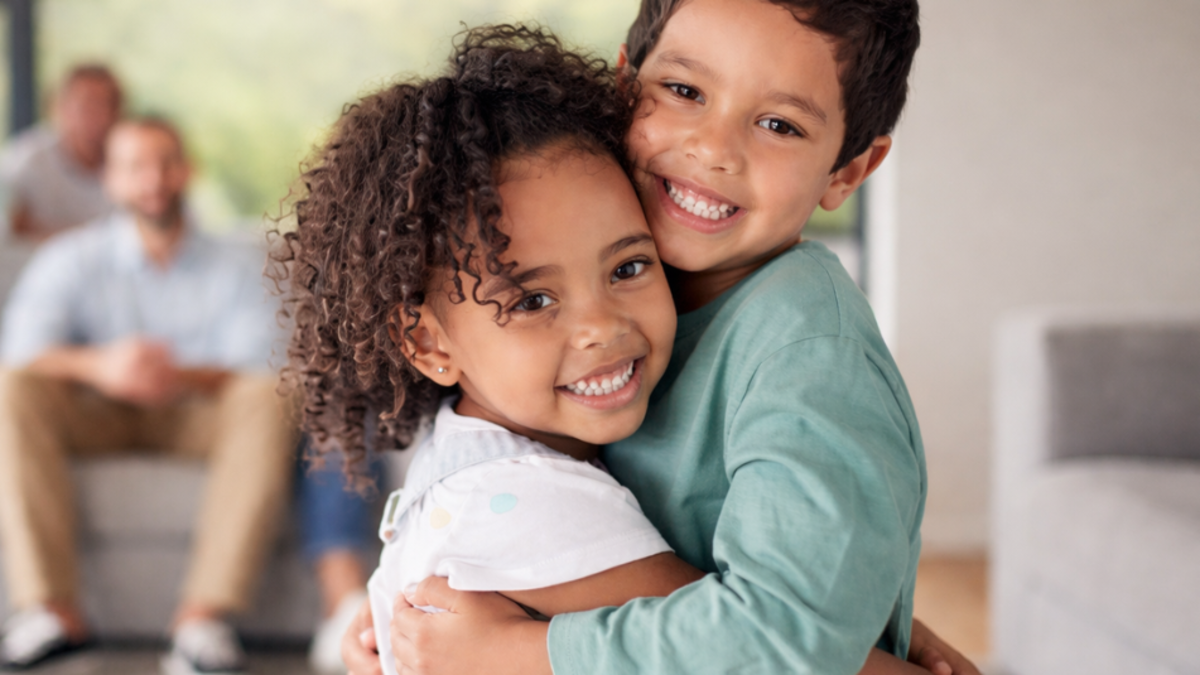 Cuidar a los hermanos menores: la clave silenciosa para desarrollar una poderosa habilidad