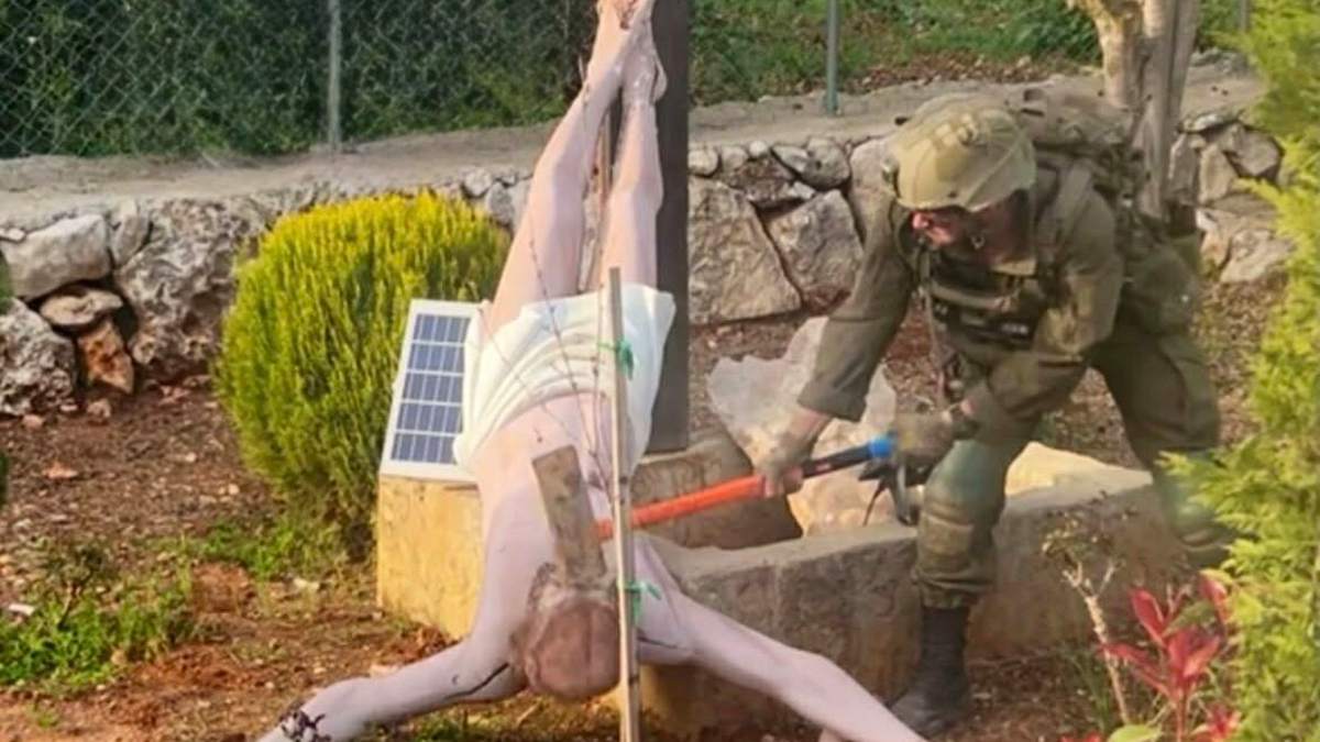 Foto de soldado israelí destruyendo estatua de Jesús desata polémica; Benjamin Netanyahu anuncia investigación penal
