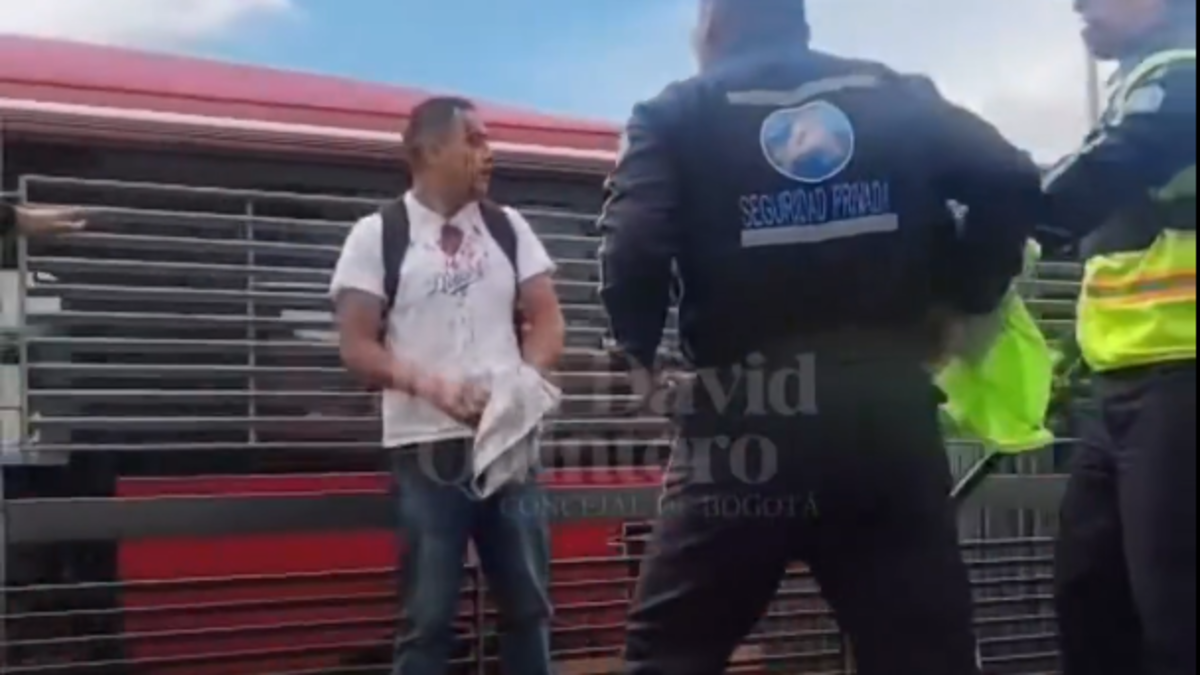 Video | Colado agredió con arma blanca a vigilantes de TransMilenio en la estación Country Sur