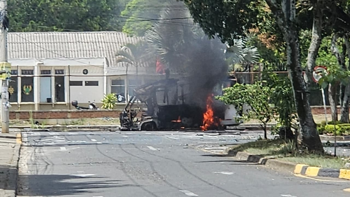 Ejército atribuye a disidencias de ‘Iván Mordisco’ ataque desde carro cargado con explosivos contra el Batallón Pichincha en Cali